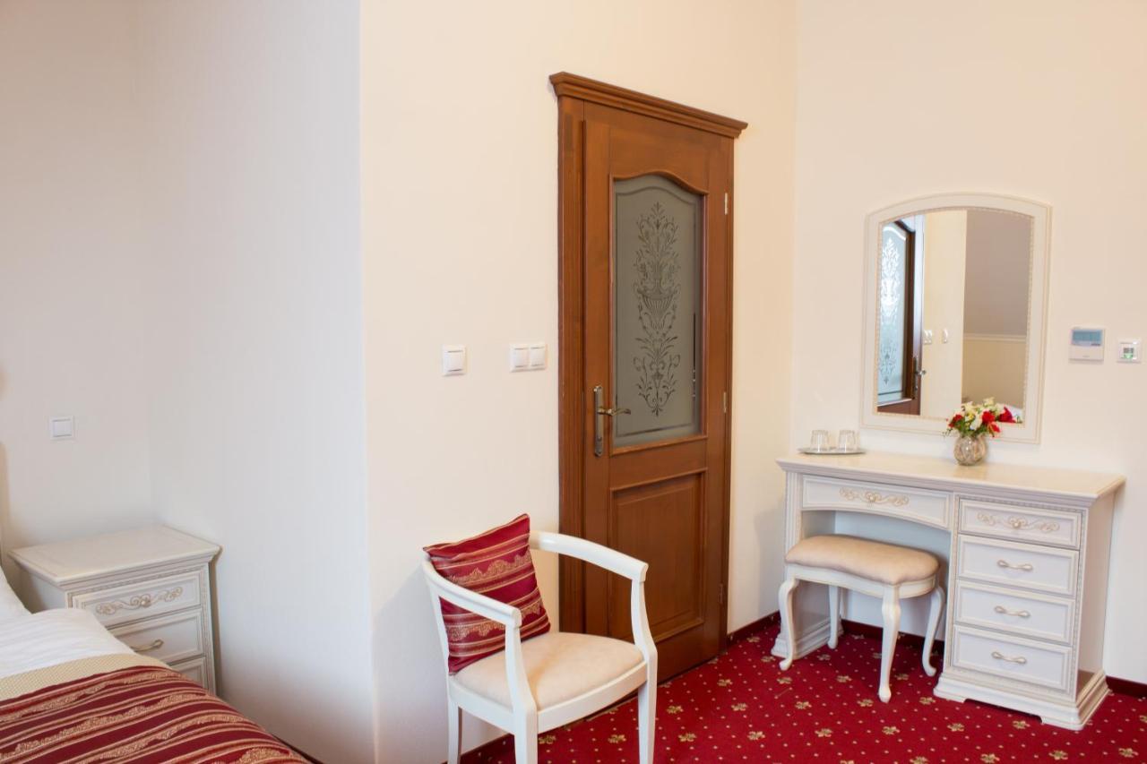 Hotel Viliam Frano Нитра Экстерьер фото