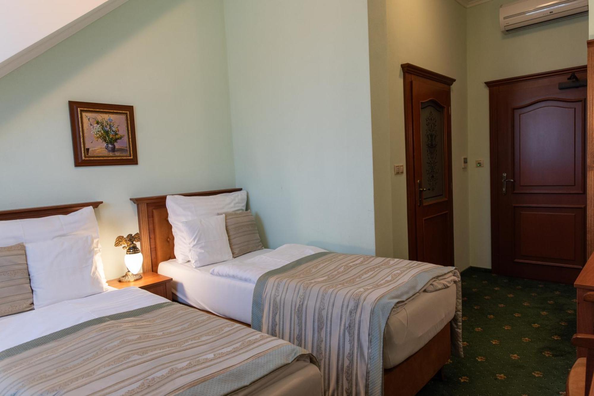 Hotel Viliam Frano Нитра Экстерьер фото