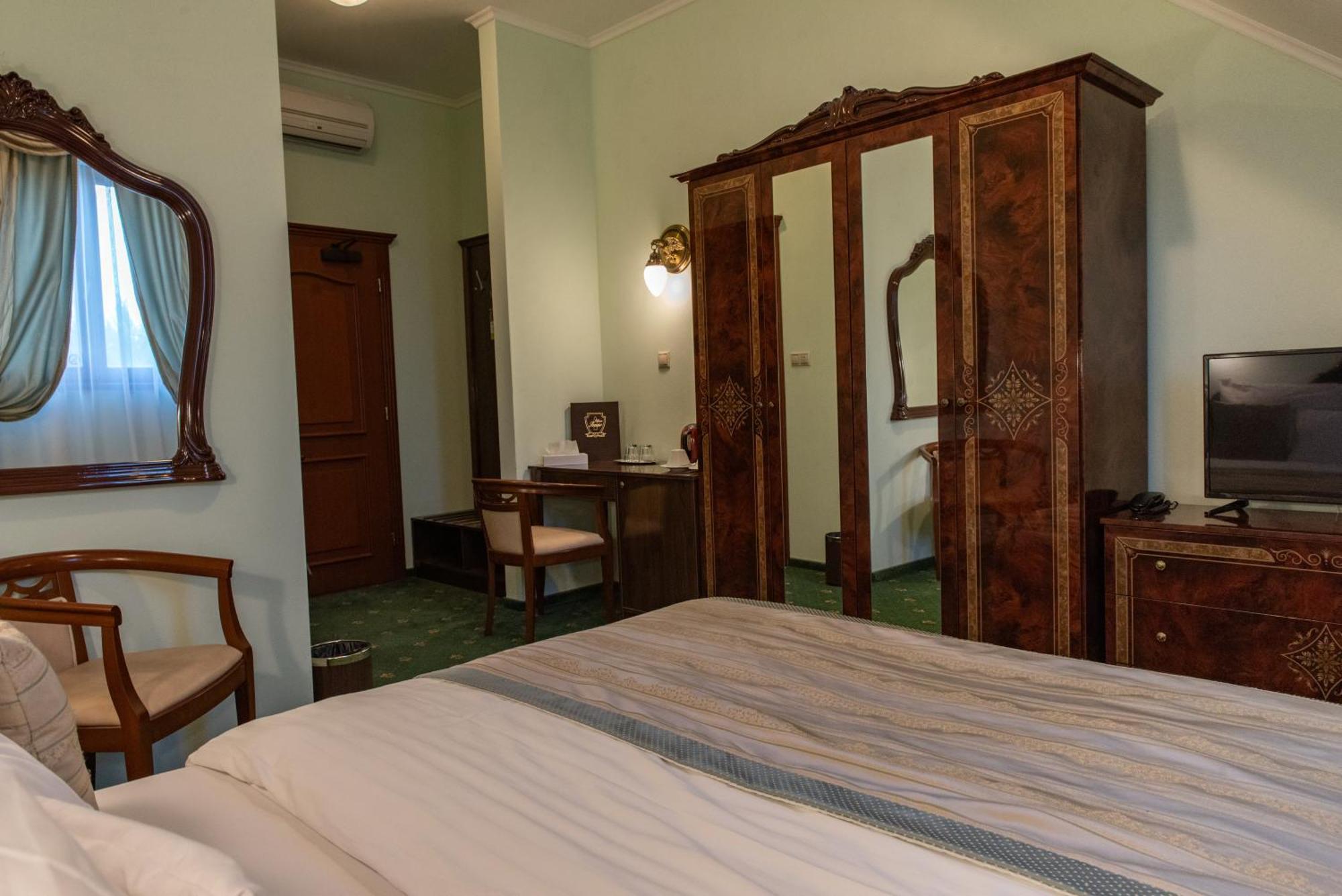 Hotel Viliam Frano Нитра Экстерьер фото