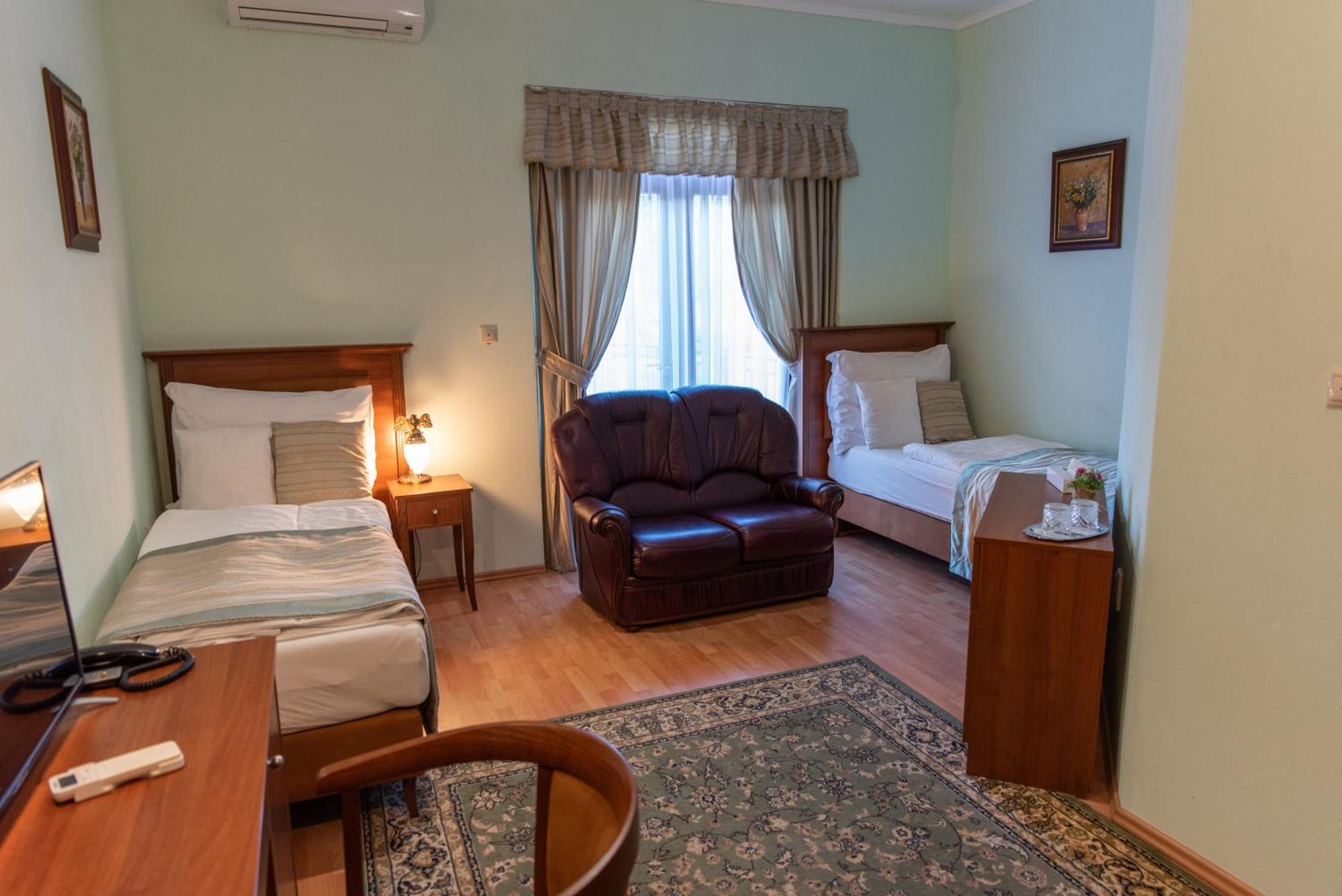 Hotel Viliam Frano Нитра Экстерьер фото